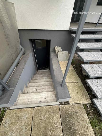 DIAMOND HOME s.r.o. ponúka Vám na predaj krásnu novostavbu trojpodlažného rodinného domu zo záhradkou a parkovacím státím pre 2 autá v centre mesta Kolárovo pre náročných klientov.