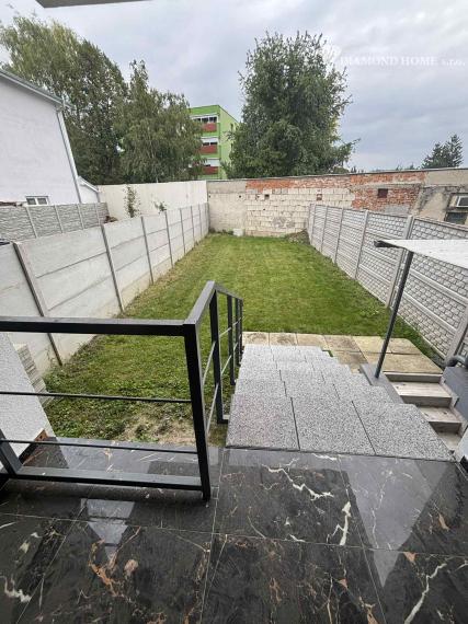 DIAMOND HOME s.r.o. ponúka Vám na predaj krásnu novostavbu trojpodlažného rodinného domu zo záhradkou a parkovacím státím pre 2 autá v centre mesta Kolárovo pre náročných klientov.