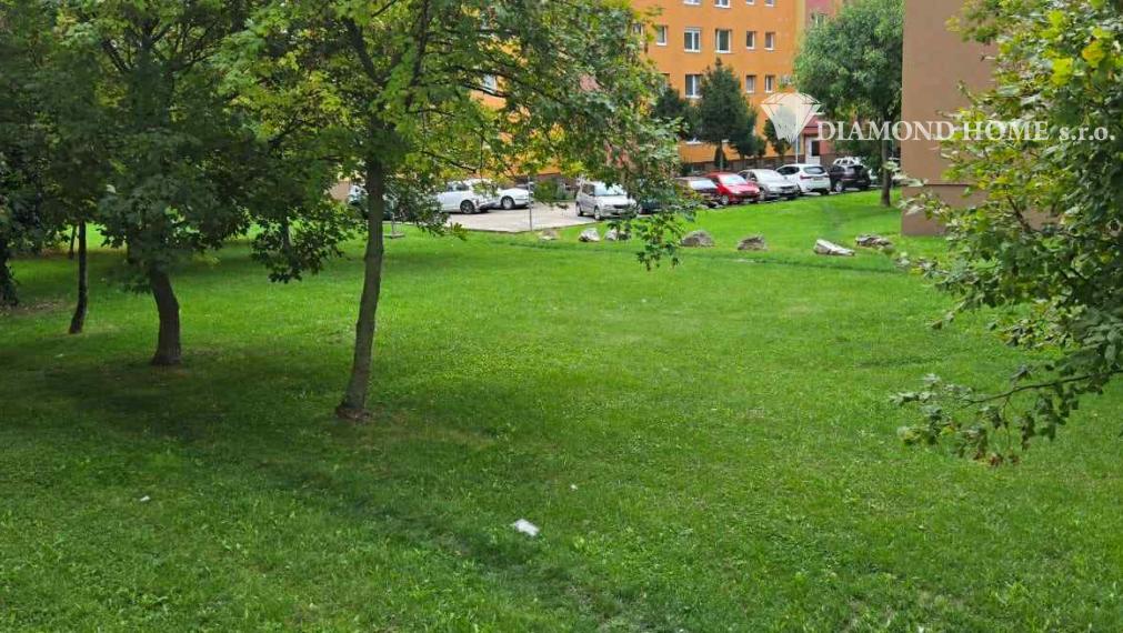 DIAMOND HOME s.r.o , ponúka Vám na predaj kompletne rekonštruovaný 3 izbový byt v meste Dunajskej Stredy, ulica Nám.SNP