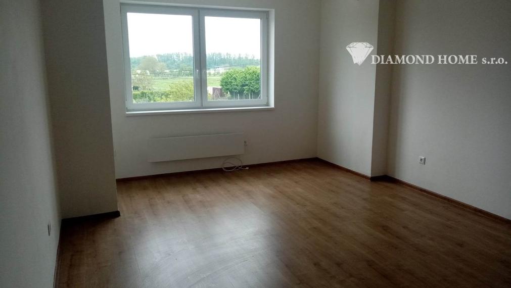 LEN U NÁS!!!Výborný investičný zámer/DIAMOND HOME s.r.o. ponúka Vám na predaj novo rekonštruovaný rodinný dom s tromi bytovými jednotkami v obci Tomášíkovo