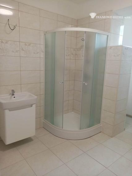 LEN U NÁS!!!Výborný investičný zámer/DIAMOND HOME s.r.o. ponúka Vám na predaj novo rekonštruovaný rodinný dom s tromi bytovými jednotkami v obci Tomášíkovo