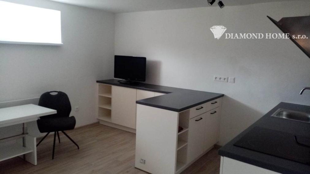 LEN U NÁS!!!Výborný investičný zámer/DIAMOND HOME s.r.o. ponúka Vám na predaj novo rekonštruovaný rodinný dom s tromi bytovými jednotkami v obci Tomášíkovo