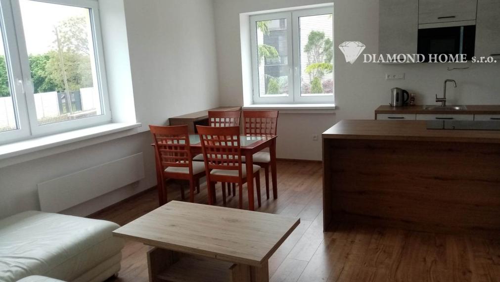 LEN U NÁS!!!Výborný investičný zámer/DIAMOND HOME s.r.o. ponúka Vám na predaj novo rekonštruovaný rodinný dom s tromi bytovými jednotkami v obci Tomášíkovo