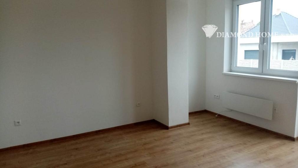 LEN U NÁS!!!Výborný investičný zámer/DIAMOND HOME s.r.o. ponúka Vám na predaj novo rekonštruovaný rodinný dom s tromi bytovými jednotkami v obci Tomášíkovo