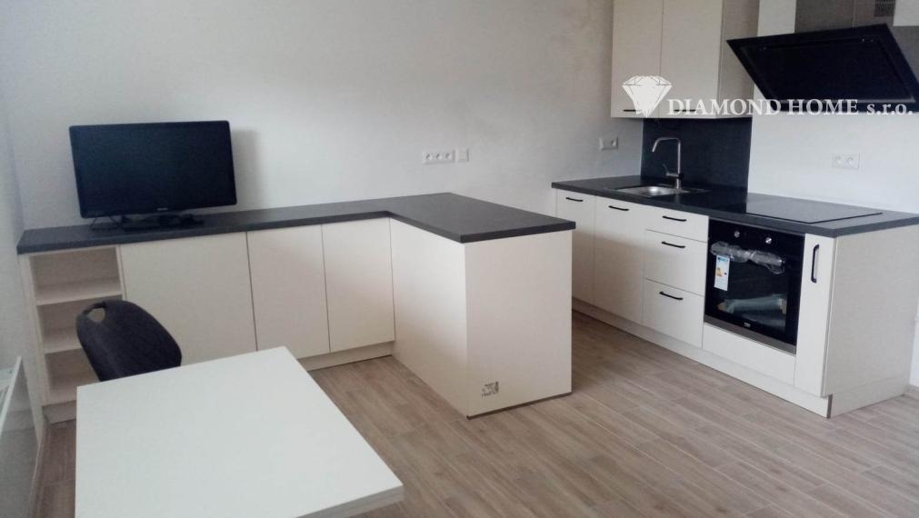 LEN U NÁS!!!Výborný investičný zámer/DIAMOND HOME s.r.o. ponúka Vám na predaj novo rekonštruovaný rodinný dom s tromi bytovými jednotkami v obci Tomášíkovo