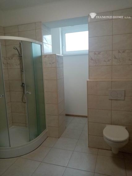 LEN U NÁS!!!Výborný investičný zámer/DIAMOND HOME s.r.o. ponúka Vám na predaj novo rekonštruovaný rodinný dom s tromi bytovými jednotkami v obci Tomášíkovo