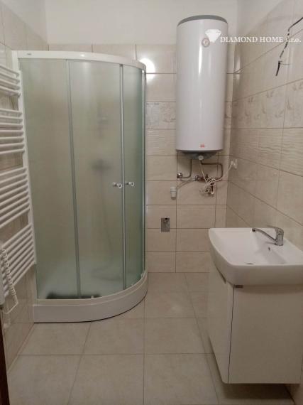 LEN U NÁS!!!Výborný investičný zámer/DIAMOND HOME s.r.o. ponúka Vám na predaj novo rekonštruovaný rodinný dom s tromi bytovými jednotkami v obci Tomášíkovo