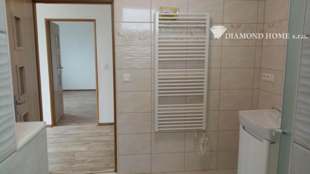 LEN U NÁS!!!Výborný investičný zámer/DIAMOND HOME s.r.o. ponúka Vám na predaj novo rekonštruovaný rodinný dom s tromi bytovými jednotkami v obci Tomášíkovo