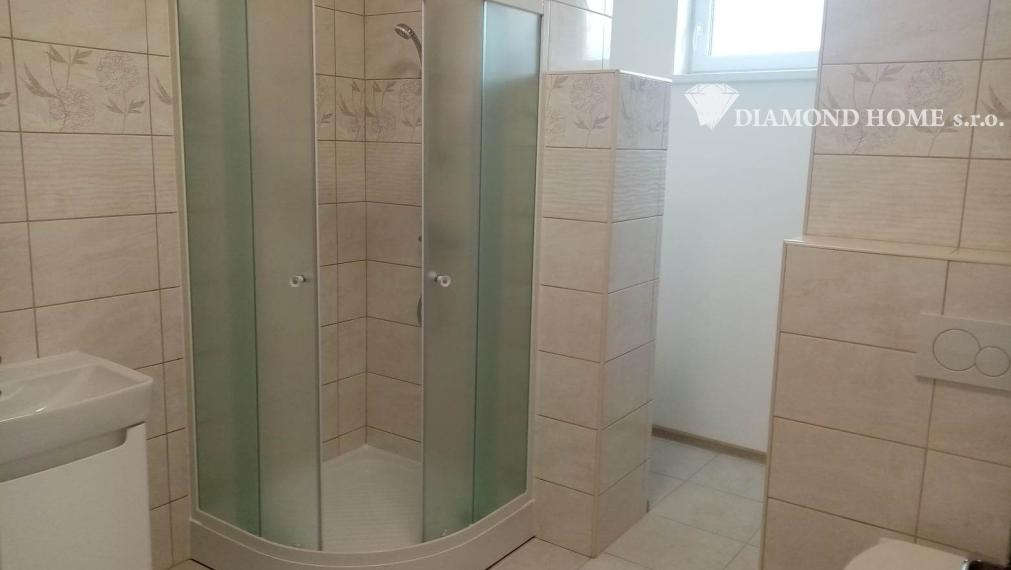 LEN U NÁS!!!Výborný investičný zámer/DIAMOND HOME s.r.o. ponúka Vám na predaj novo rekonštruovaný rodinný dom s tromi bytovými jednotkami v obci Tomášíkovo