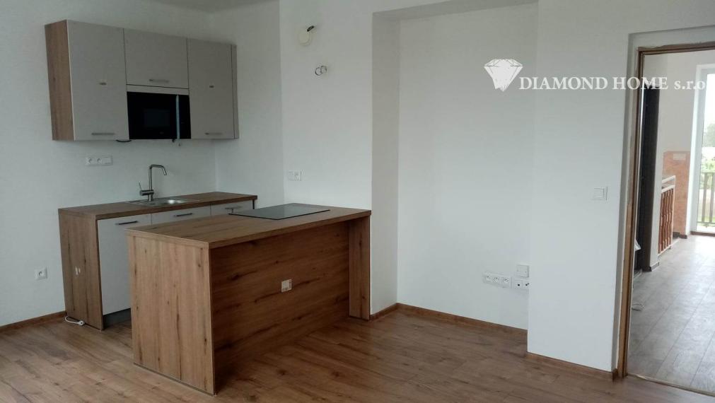 LEN U NÁS!!!Výborný investičný zámer/DIAMOND HOME s.r.o. ponúka Vám na predaj novo rekonštruovaný rodinný dom s tromi bytovými jednotkami v obci Tomášíkovo