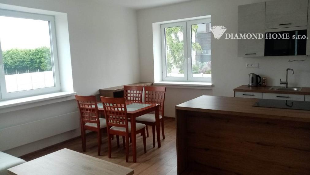 LEN U NÁS!!!Výborný investičný zámer/DIAMOND HOME s.r.o. ponúka Vám na predaj novo rekonštruovaný rodinný dom s tromi bytovými jednotkami v obci Tomášíkovo