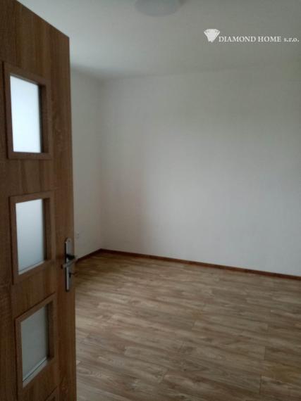 LEN U NÁS!!!Výborný investičný zámer/DIAMOND HOME s.r.o. ponúka Vám na predaj novo rekonštruovaný rodinný dom s tromi bytovými jednotkami v obci Tomášíkovo