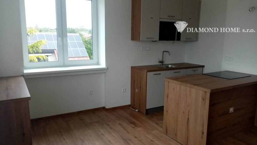 LEN U NÁS!!!Výborný investičný zámer/DIAMOND HOME s.r.o. ponúka Vám na predaj novo rekonštruovaný rodinný dom s tromi bytovými jednotkami v obci Tomášíkovo