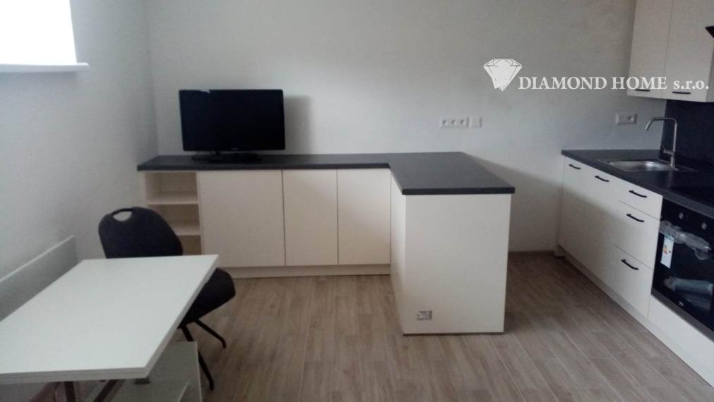 LEN U NÁS!!!Výborný investičný zámer/DIAMOND HOME s.r.o. ponúka Vám na predaj novo rekonštruovaný rodinný dom s tromi bytovými jednotkami v obci Tomášíkovo