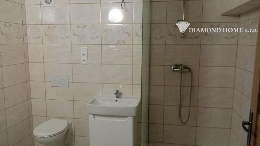 LEN U NÁS!!!Výborný investičný zámer/DIAMOND HOME s.r.o. ponúka Vám na predaj novo rekonštruovaný rodinný dom s tromi bytovými jednotkami v obci Tomášíkovo