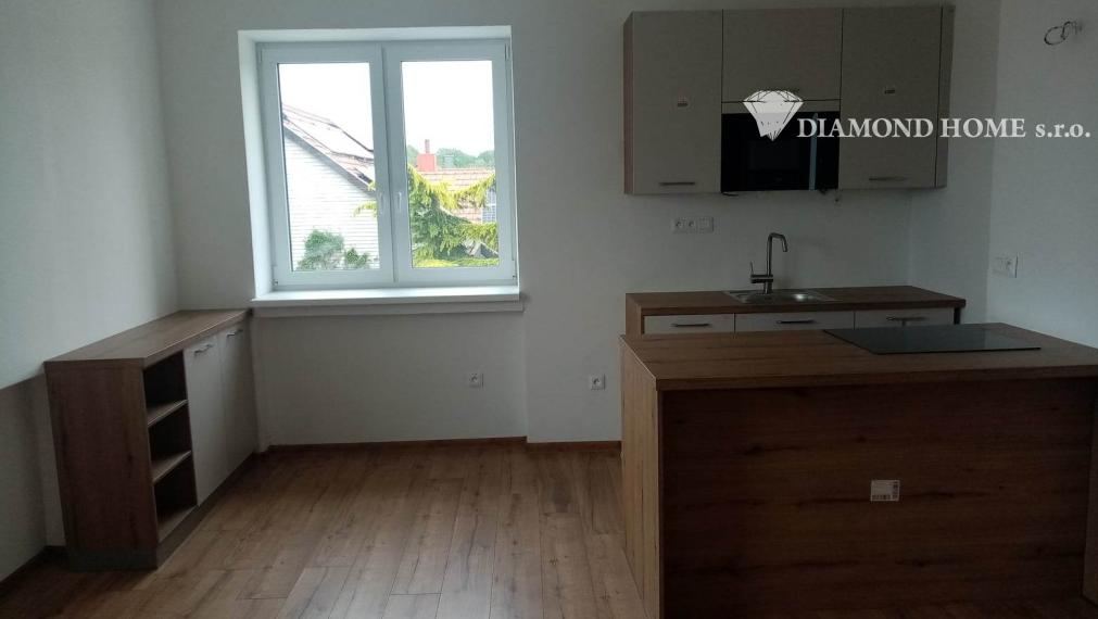 LEN U NÁS!!!Výborný investičný zámer/DIAMOND HOME s.r.o. ponúka Vám na predaj novo rekonštruovaný rodinný dom s tromi bytovými jednotkami v obci Tomášíkovo