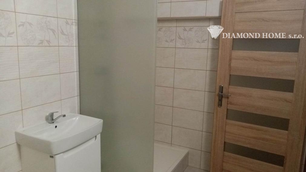 LEN U NÁS!!!Výborný investičný zámer/DIAMOND HOME s.r.o. ponúka Vám na predaj novo rekonštruovaný rodinný dom s tromi bytovými jednotkami v obci Tomášíkovo