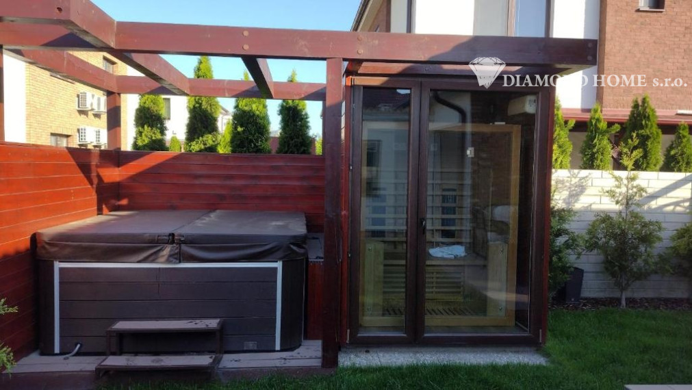 DIAMOND HOME s.r.o. ponúka Vám na predaj krásnu novostavbu 3 izbového rodinného domu  s jacuzzi so saunou a krytou terasou v meste Dunajská Streda