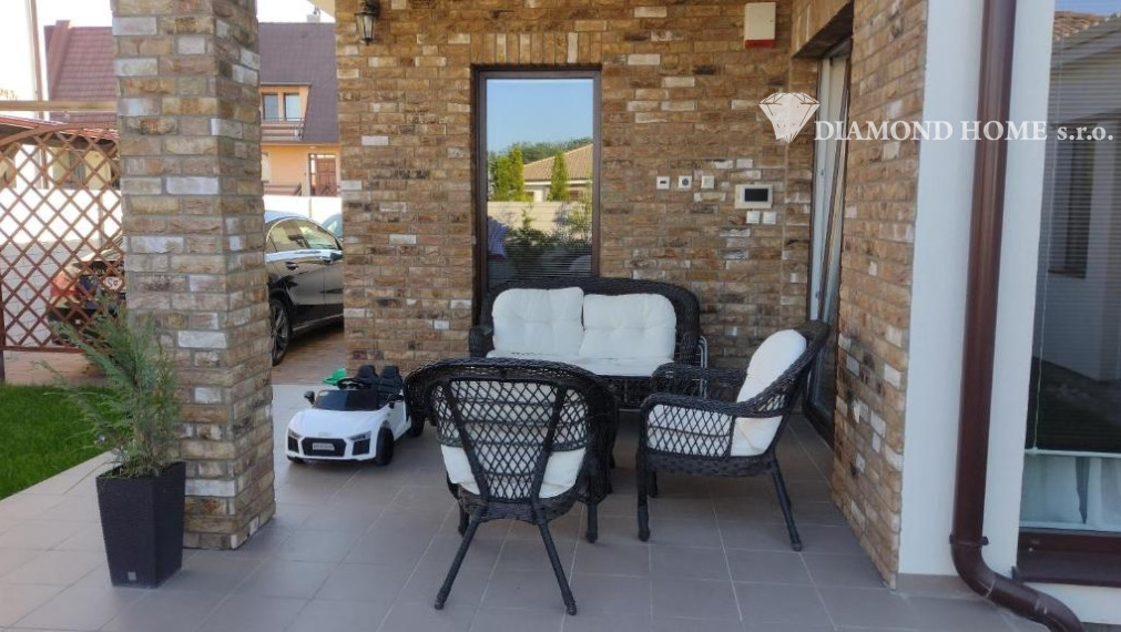 DIAMOND HOME s.r.o. ponúka Vám na predaj krásnu novostavbu 3 izbového rodinného domu  s jacuzzi so saunou a krytou terasou v meste Dunajská Streda