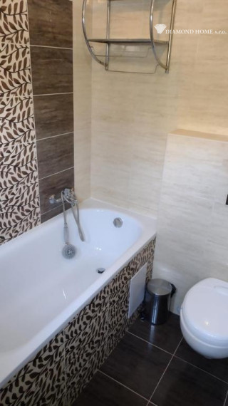 DIAMOND HOME s.r.o. ponúka Vám na predaj krásnu novostavbu 3 izbového rodinného domu  s jacuzzi so saunou a krytou terasou v meste Dunajská Streda