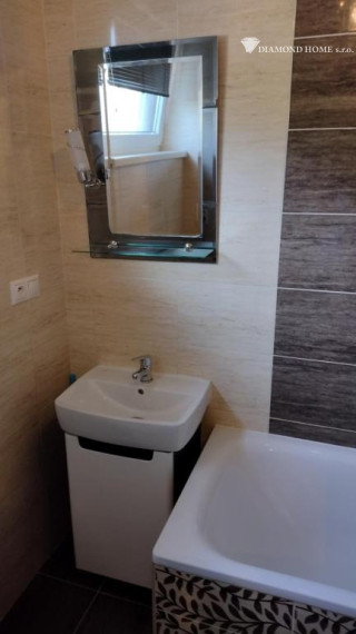 DIAMOND HOME s.r.o. ponúka Vám na predaj krásnu novostavbu 3 izbového rodinného domu  s jacuzzi so saunou a krytou terasou v meste Dunajská Streda