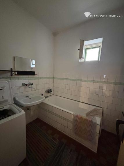 DIAMOND HOME s.r.o. ponúka Vám na predaj zachovalý  4 izbový rodinný dom v obci Ňárad