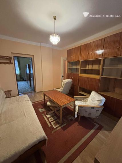 DIAMOND HOME s.r.o. ponúka Vám na predaj zachovalý  4 izbový rodinný dom v obci Ňárad