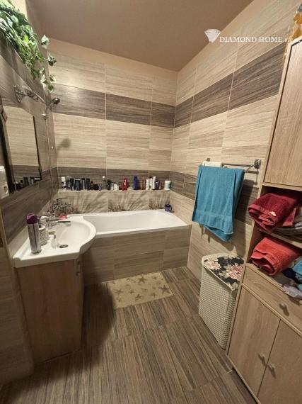 DIAMOND HOME s.r.o , ponúka Vám na predaj kompletne rekonštruovaný 3 izbový byt v meste Dunajskej Stredy, ulica Nám.Priateľstva