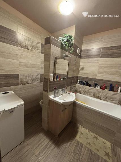 DIAMOND HOME s.r.o , ponúka Vám na predaj kompletne rekonštruovaný 3 izbový byt v meste Dunajskej Stredy, ulica Nám.Priateľstva