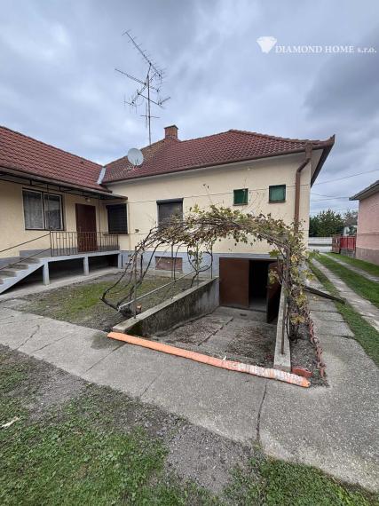 DIAMOND HOME s.r.o. ponúka Vám na predaj zachovalý  4 izbový rodinný dom v obci Ňárad