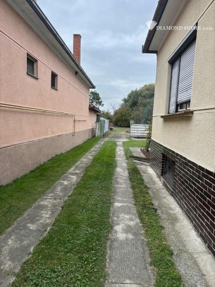 DIAMOND HOME s.r.o. ponúka Vám na predaj zachovalý  4 izbový rodinný dom v obci Ňárad