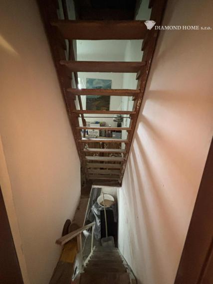 DIAMOND HOME s.r.o. ponúka Vám na predaj zachovalý  4 izbový rodinný dom v obci Ňárad