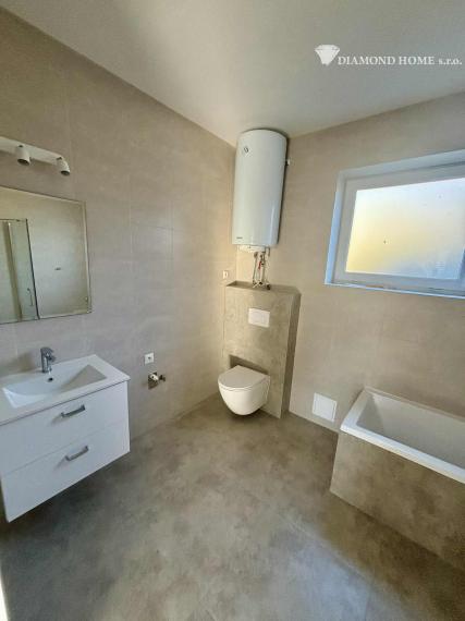 Rezervovaný/DIAMOND HOME s.r.o. ponúka Vám na prenájom 3 izbový rodinný dom v obci Jahodná  v časti Alba Regia pri Malom Dunaji