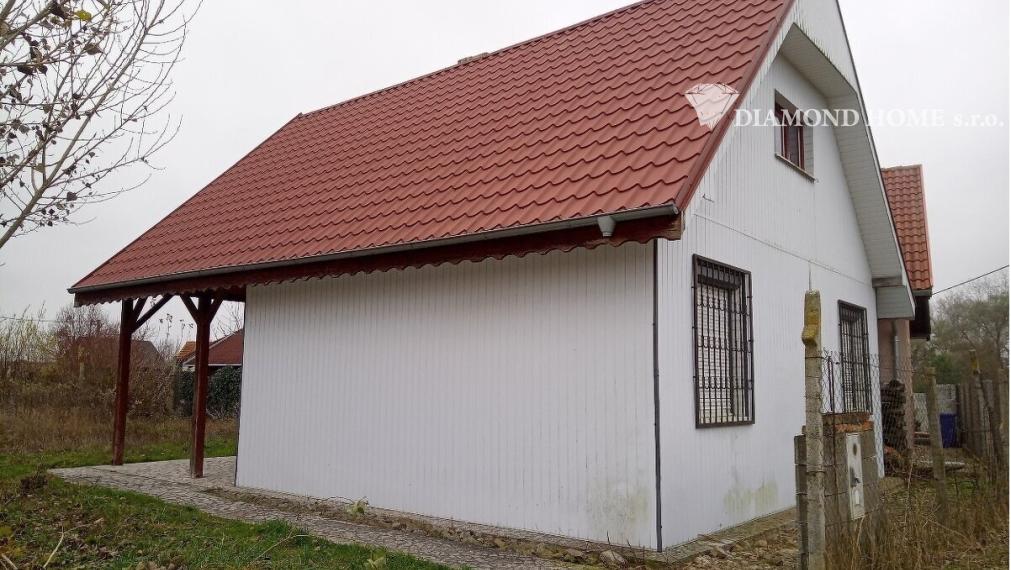 DIAMOND HOME s.r.o ponúka Vám na predaj celoročne obývateľnú chatu v Gabčíkovo prístav v priamo pri  Dunaji chatovej oblasti