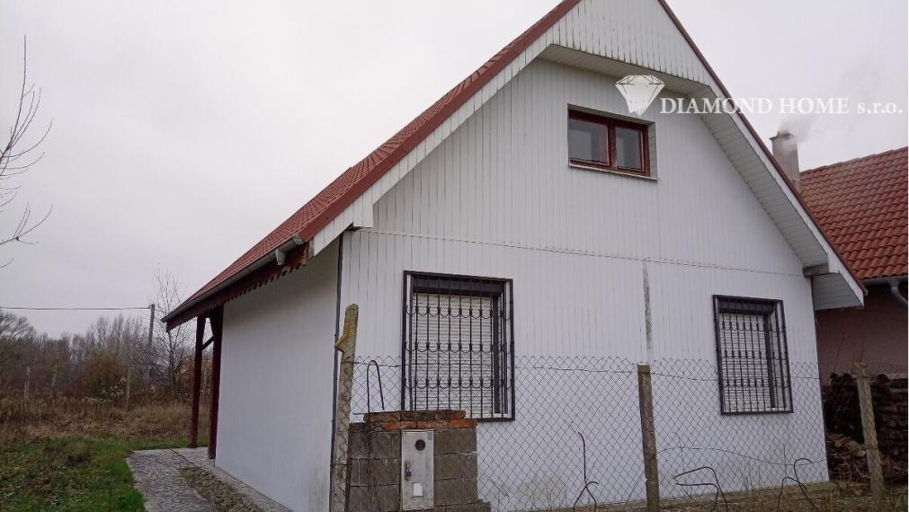 DIAMOND HOME s.r.o ponúka Vám na predaj celoročne obývateľnú chatu v Gabčíkovo prístav v priamo pri  Dunaji chatovej oblasti