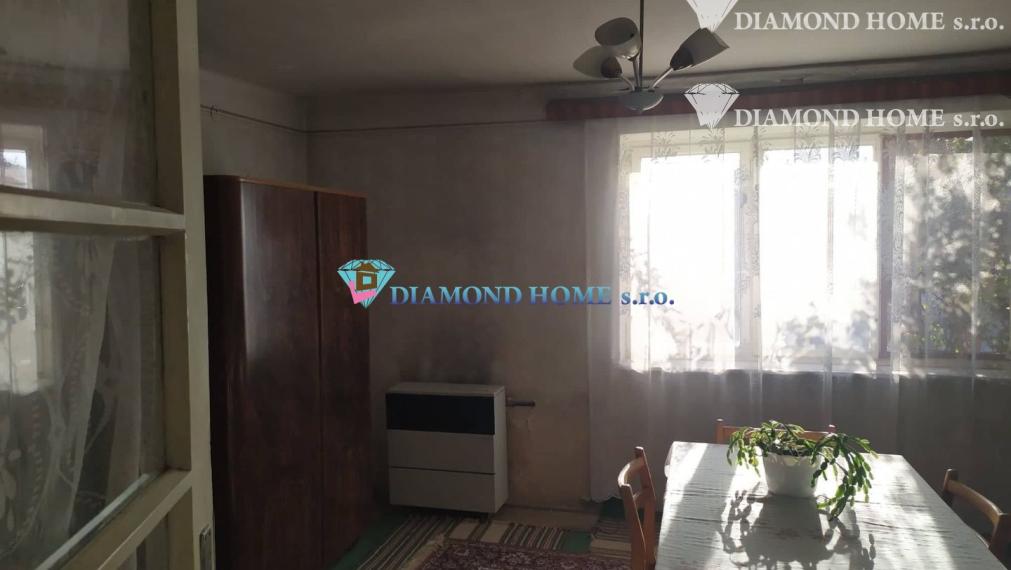 LEN U NÁS!!! 3 minuty od R7 Na predaj 4 izbový rodinný dom v obci Jastrabie Kračany