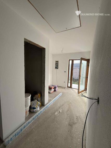 DIAMOND HOME ,s.r.o. Vám ponúka nadštandardný 5 izbový rekreačný dom pri Dunaji v Gabčíkove