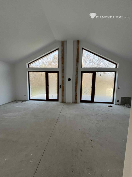 DIAMOND HOME ,s.r.o. Vám ponúka nadštandardný 5 izbový rekreačný dom pri Dunaji v Gabčíkove
