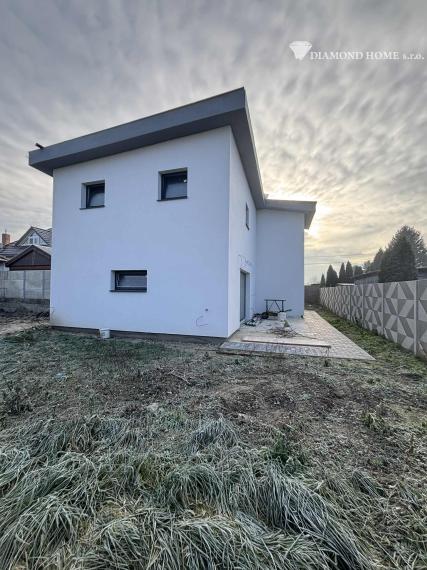 Len u Nás! DIAMOND HOME s.r.o. ponúka Vám na predaj novostavbu 4 izbového rodinného domu garážom pre 2 autá v obci Topoľníky