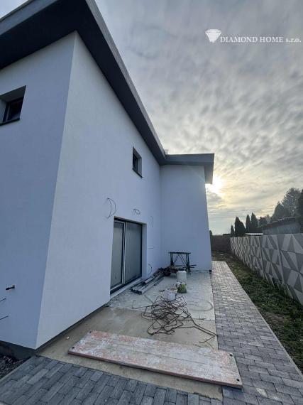 Len u Nás! DIAMOND HOME s.r.o. ponúka Vám na predaj novostavbu 4 izbového rodinného domu garážom pre 2 autá v obci Topoľníky