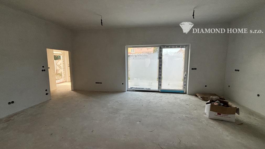 Len u Nás! DIAMOND HOME s.r.o. ponúka Vám na predaj novostavbu 4 izbového rodinného domu garážom pre 2 autá v obci Topoľníky