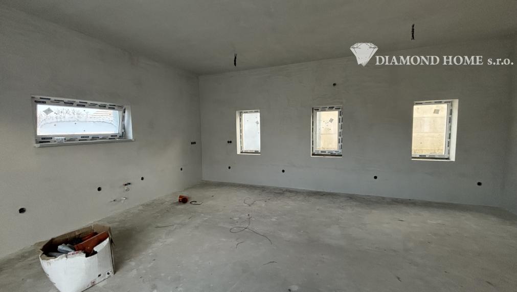 Len u Nás! DIAMOND HOME s.r.o. ponúka Vám na predaj novostavbu 4 izbového rodinného domu garážom pre 2 autá v obci Topoľníky