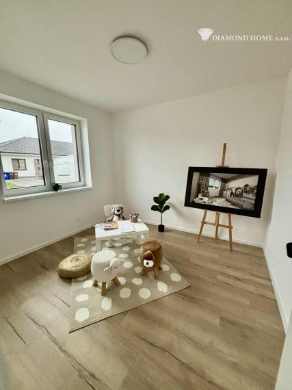 DIAMOND HOME s.r.o. ponúka Vám na predaj novostavbu A1/ 4 izbového rodinného domu(súčasť dvojdomu) s tepelným čerpadlom