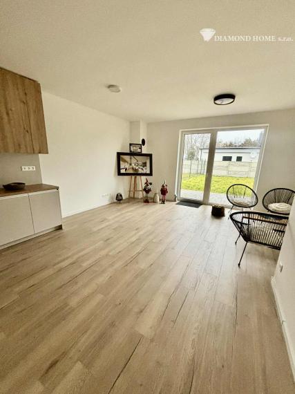 DIAMOND HOME s.r.o. ponúka Vám na predaj novostavbu A1/ 4 izbového rodinného domu(súčasť dvojdomu) s tepelným čerpadlom