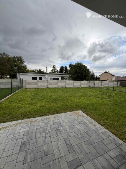 DIAMOND HOME s.r.o. ponúka Vám na predaj novostavbu A1/ 4 izbového rodinného domu(súčasť dvojdomu) s tepelným čerpadlom