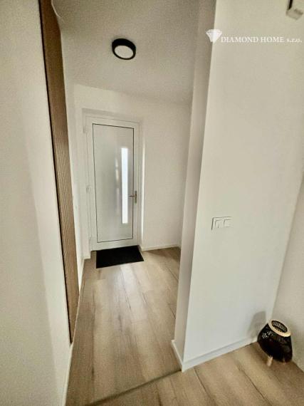DIAMOND HOME s.r.o. ponúka Vám na predaj novostavbu A1/ 4 izbového rodinného domu(súčasť dvojdomu) s tepelným čerpadlom