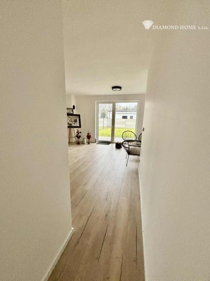 DIAMOND HOME s.r.o. ponúka Vám na predaj novostavbu A1/ 4 izbového rodinného domu(súčasť dvojdomu) s tepelným čerpadlom