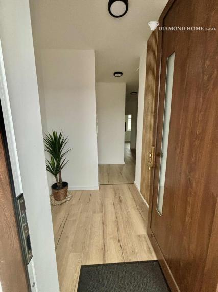 DIAMOND HOME s.r.o. ponúka Vám na predaj novostavbu A1/ 4 izbového rodinného domu(súčasť dvojdomu) s tepelným čerpadlom