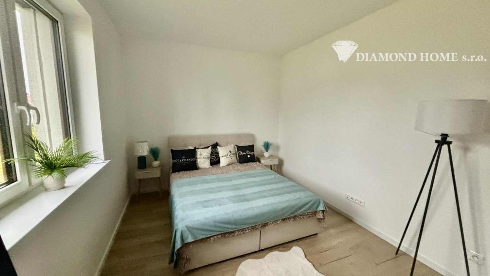 DIAMOND HOME s.r.o. ponúka Vám na predaj novostavbu A1/ 4 izbového rodinného domu(súčasť dvojdomu) s tepelným čerpadlom