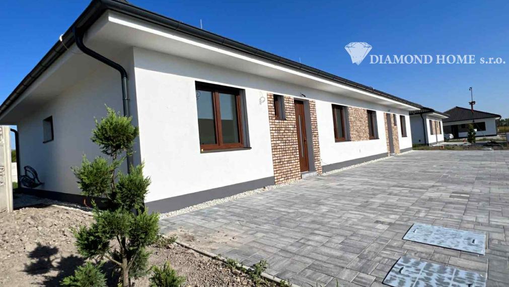 DIAMOND HOME s.r.o. ponúka Vám na predaj novostavbu A1/ 4 izbového rodinného domu(súčasť dvojdomu) s tepelným čerpadlom